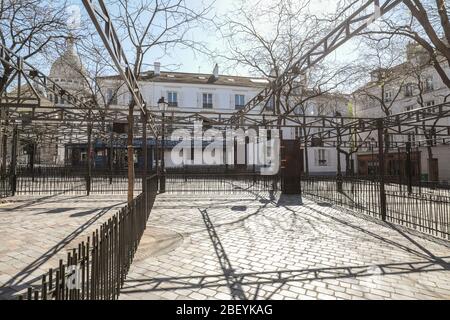 CONFINEMENT :MERCREDI ENSOLEILLE *** Local Caption *** En plein confinement les restaurateurs de la place du Tertre ressortent leurs terrasses Stock Photo