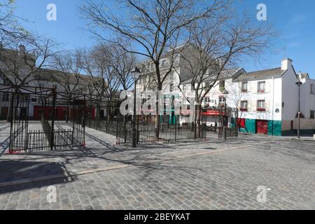 CONFINEMENT :MERCREDI ENSOLEILLE *** Local Caption *** En plein confinement les restaurateurs de la place du Tertre ressortent leurs terrasses Stock Photo