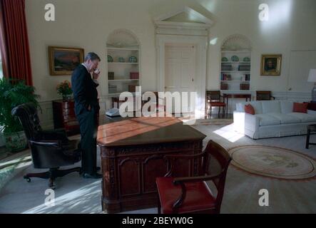 1/20/1989 President Reagan in the Oval Office for the last time Stock ...