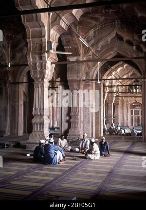 INTERIOR-ARCADAS DE LA MEZQUITA CON INDIOS EN CONVERSACION. Author: QUDSIA BEGUM. Location: MEZQUITA JAMI MASJID. Bhopal. India. Stock Photo