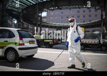 Strasbourg (north-eastern France), on 2020/04/01. Team of cleaners disinfecting public spaces, bus stops and tram stations. Stock Photo