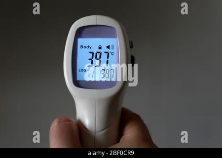 Thermometer Gun Isometric Medical Digital Non-Contact Infrared Sight  Handheld Forehead Readings. Temperature Measurement Device isolated on  white back Stock Photo - Alamy