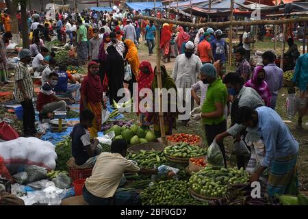 Savar , Dhaka 15 april 2020. People still disregard physical distancing at a makeshift kitchen market on Ashulia School and College playground on Sava Stock Photo