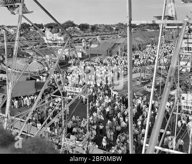 1940s ELEVATED VIEW PHOTOGRAPHED FROM FERRIS WHEEL OF PEOPLE ATTENDING STATE FAIR ST PAUL MINNESOTA USA - f1254 HAR001 HARS FEMALES ASSEMBLY UNITED STATES COPY SPACE LADIES MASS PERSONS UNITED STATES OF AMERICA MALES CARNIVAL ENTERTAINMENT PAUL SPECTATORS B&W GATHERING NORTH AMERICA NORTH AMERICAN ST HIGH ANGLE ADVENTURE DISCOVERY LEISURE EXCITEMENT RECREATION OPPORTUNITY FERRIS TENTS ELEVATED MIDWAY ATTENDING JUVENILES PHOTOGRAPHED RIDES THRONG AMUSEMENT PARK ATTENDANCE BLACK AND WHITE HAR001 MINNESOTA OLD FASHIONED THEME PARK Stock Photo