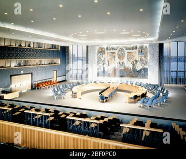 1950s INTERIOR OF UNITED NATIONS SECURITY COUNCIL MEETING ROOM WITH MURAL OF PHOENIX RISING SYMBOL OF WORLD’S RECOVERY FROM WW2 - kr3364 LAN001 HARS POLITICS PHOENIX NEW YORK CITIES INTERIOR DESIGN UN NEW YORK CITY PANORAMIC COOPERATION HOME DECOR SOLUTIONS CHAMBER FURNISHINGS MURAL OLD FASHIONED RISING Stock Photo