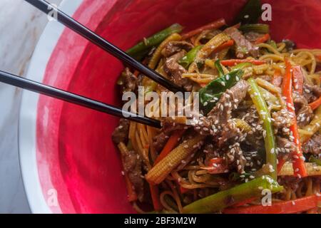 Chinese house special beef lo mein made with gluten free ingredients Stock Photo