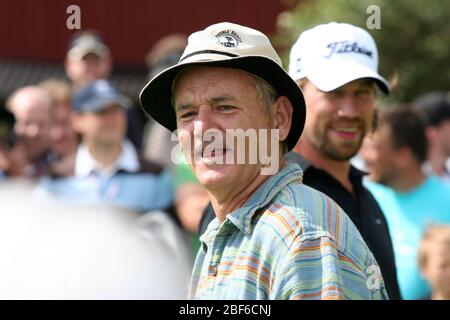 Bill Murray in front and professional hockey player Peter Foppa Forsberg behind, laughing and playing golf. Stockholm / Sweden, Arlandastad. Stock Photo