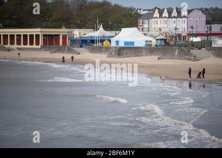 Barry Island, Vale of Glamorgan, Wales, UK. 13th April 2020. Locals at Barry Island in south Wales help reduce the spread of COVID-19 by utilising soc Stock Photo