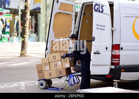 Vienna, Austria. 17th Apr, 2020. The exit restrictions in Austria have been extended to end of April  2020. Parcel service Brings online orders to their customers. Credit: Franz Perc / Alamy Live News Stock Photo