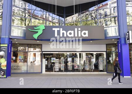 Vienna, Austria. 17th Apr, 2020. The exit restrictions in Austria have been extended to end of April  2020. Large shops with over 400 square meters of retail space must still not be open. Credit: Franz Perc / Alamy Live News Stock Photo