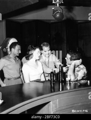 Director FRED ZINNEMANN DONNA REED Cinematographer BURNETT GUFFEY and MONTGOMERY CLIFT on set candid during filming of FROM HERE TO ETERNITY 1953 novel James Jones screenplay Daniel Taradash Columbia Pictures Stock Photo