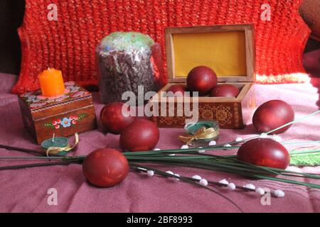 red painted eggs with flowers and candles for celebration Easter holiday Stock Photo