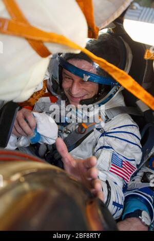 Zhezkazgan, Kazakhstan. 17th Apr, 2020. Expedition 62 crew member Andrew Morgan of NASA waves from inside the Russian Soyuz MS-15 spacecraft after landing in a remote area April 17, 2020 near the town of Zhezkazgan, Kazakhstan. NASA astronauts Andrew Morgan, Jessica Meir and Roscosmos cosmonaut Oleg Skripochka returned from the International Space Station. Credit: Andrey Shelepin/NASA/Alamy Live News Stock Photo