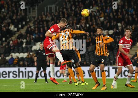 KINGSTON UPON HULL, UK. Middlesbrough's Ben Gibson beats Hull City's Fikayo Tomori to head at goal during the Sky Bet Championship match between Hull City and Middlesbrough at the KC Stadium, Kingston upon Hull on Tuesday 31st October 2017. (Credit: Mark Fletcher | MI News) Stock Photo