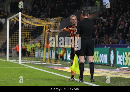 KINGSTON UPON HULL, UK. Hull City's Kamil Grosicki confronts the referee's assistant after Michael Hector was shown a red card during the Sky Bet Championship match between Hull City and Middlesbrough at the KC Stadium, Kingston upon Hull on Tuesday 31st October 2017. (Credit: Mark Fletcher | MI News) Stock Photo