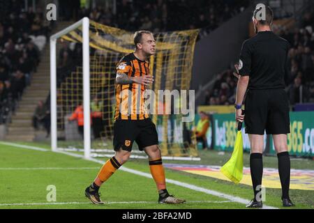 KINGSTON UPON HULL, UK. Hull City's Kamil Grosicki confronts the referee's assistant after Michael Hector was shown a red card during the Sky Bet Championship match between Hull City and Middlesbrough at the KC Stadium, Kingston upon Hull on Tuesday 31st October 2017. (Credit: Mark Fletcher | MI News) Stock Photo