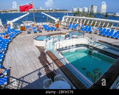 qe2 pool hours