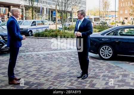 Rotterdam, Netherlands. 17th Apr, 2020. King Willem-Alexander of The Netherlands at the Erasmus MC in Rotterdam, on April 17, 2020, for a workvisit to the National Coordination Center for Patient Distribution (LCPS)Credit: Albert Nieboer/ Netherlands OUT/Point de Vue OUT |/dpa/Alamy Live News Stock Photo