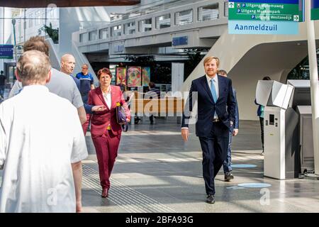 Rotterdam, Netherlands. 17th Apr, 2020. King Willem-Alexander of The Netherlands at the Erasmus MC in Rotterdam, on April 17, 2020, for a workvisit to the National Coordination Center for Patient Distribution (LCPS)Credit: Albert Nieboer/ Netherlands OUT/Point de Vue OUT |/dpa/Alamy Live News Stock Photo