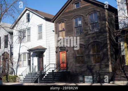 Chicago, Illinois, USA. Homes in a city block within the Old Town neighborhood on the near North Side of Chicago. Stock Photo
