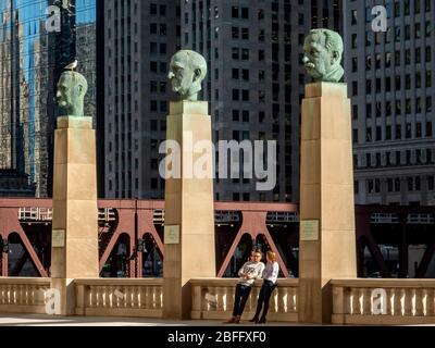 ILLINOIS Chicago Hombre de pie sobre el taburete para pintar grandes lienzos  a lo largo de Chicago River en el centro de la ciudad, área de bucle  Fotografía de stock - Alamy