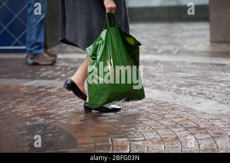 Harrods customers with their purchases in the un-mistakable green Harrods carrier bag. Stock Photo