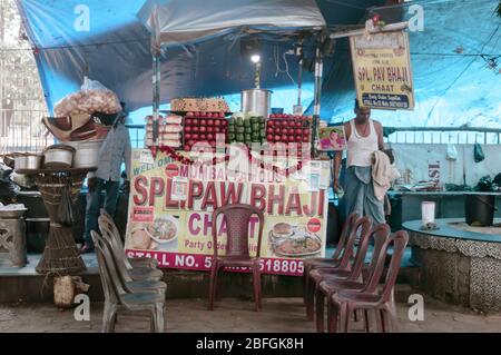 A portable Pav bhaji fast food market stall selling Maharashtra veg food like Bhaji-pav, Vada pav, soft bread rolls, panipuri, bhelpuri, sevpuri, dahi Stock Photo