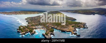 Panoramic aerial view of tropical islands with large ocean waves (Nusa Ceningan and Nusa Lembongan, Indonesia) Stock Photo