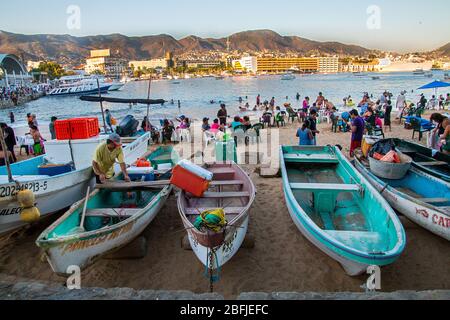 acapulco,family on beach,water front hotels acapulco,mexican beach,enjoying on beach,tourist on beach,acapulco slums,mexican slums,mexico,acapulco Stock Photo