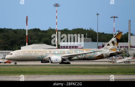 A6-BLI Etihad Airways Boeing 787-9 Dreamliner at Malpensa (MXP / LIMC), Milan, Italy Stock Photo