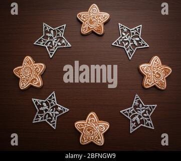 Christmas composition. Cookies and stars. Gingerbread and snowflakes on a wooden background. The decoration of Christmas wreaths. Winter, new year con Stock Photo