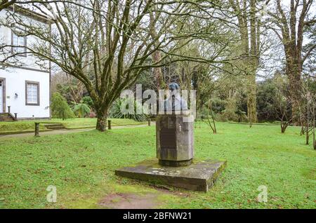 Furnas, Azores, Portugal - Jan 13, 2020: Sculpture, bust of Thomas Hickling, American revolutionary and vice-consul in the Azores. Statue is in the Parque Terra Nostra gardens. Green grass and trees. Stock Photo