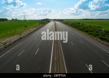 France, Loiret (45), Chaingy to the West of Orléans city, A10 motorway completely deserted on Saturday 18/4/20 during the containment of the Covid 19 Stock Photo