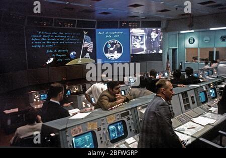 Overall view of the Mission Operations Control Room (MOCR) in the Mission Control Center (MCC), Building 30, Manned Spacecraft Center (MSC), at the conclusion of the Apollo 11 lunar landing Stock Photo
