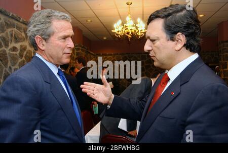 US President George W. Bush (left) talks with the Portuguese Prime Minster Durao Barroso, during a one-day emergency summit meeting to discuss the possibilities of war in Iraq, held at Lajes Field, Azores. Stock Photo