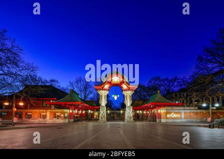 Berlin, Deutschland. 11th Apr, 2020. 11.04.2020, Berlin, the Berlin Zoological Garden, entrance area from Budapester Strasse with the imposing elephant gate in the East Asian style in the evening with mood lighting. | usage worldwide Credit: dpa/Alamy Live News Stock Photo