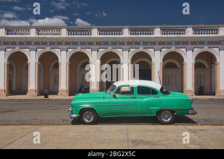 Classic cars and colonial architecture, Cienfuegos, Cuba Stock Photo