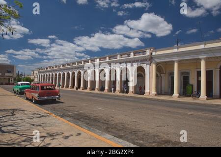 Classic cars and colonial architecture, Cienfuegos, Cuba Stock Photo