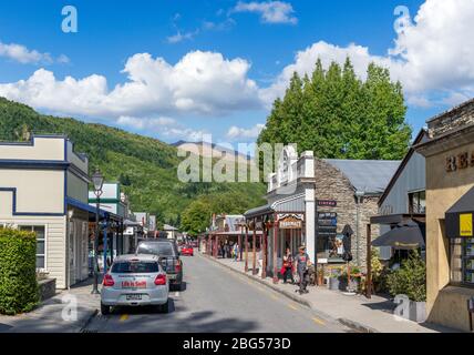 Buckingham Street, the main street in the historic gold mining town of Arrowtown, New Zealand Stock Photo