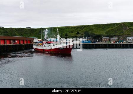 Ayr registered deep sea trawler the Sir Miles AR94 leaving Scrabster Harbour to fish in the North Sea. Stock Photo