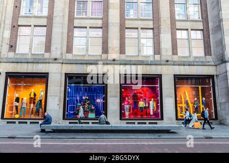 Amsterdam Netherlands September 7 2018 Display Of The De Bijenkorf Department Store With People Around On Dam Square In Amsterdam Netherlands 2bg5dyx 