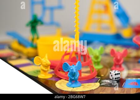 https://l450v.alamy.com/450v/2bg68w7/close-up-of-assembled-hasbro-mouse-trap-board-game-with-one-mouse-at-bottom-of-cage-pole-and-view-of-cage-other-mice-diver-wash-tub-cheese-pieces-and-2bg68w7.jpg