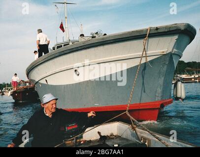 AJAXNETPHOTO. 5TH SEPTEMBER,1995. HAMBLE RIVER, ENGLAND. - RESTORED WWII MOTOR GUN BOAT - RESTORED SECOND WORLD WAR MGB 81 (EX MTB 416) UNDER TOW FROM RIVERSIDE BOATYARD TO A NEW BERTH AT UNIVERSAL SHIPYARD. PHOTO:JONATHAN EASTLAND/AJAX REF: TC6056 03 12 Stock Photo