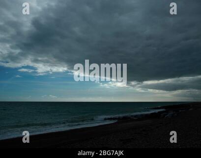 AJAXNETPHOTO. 2018. WORTHING, ENGLAND. - CALM BEFORE THE STORM - BROODING LOW STRATUS CLOUD HOVERS OVER MENACING DARK SEA LOOKING OUT ACROSS THE CHANNEL.  PHOTO:JONATHAN EASTLAND/AJAXREF:GR192209 9642 Stock Photo