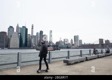 New York City, USA. 18th Apr, 2020. A skater wears a face mask as a preventive measure against the spread of coronavirus at the Brooklyn Bridge Park.The United States has surpassed 40,000 confirmed coronavirus deaths with New York being the epicenter of the disease. Credit: Braulio Jatar/SOPA Images/ZUMA Wire/Alamy Live News Stock Photo