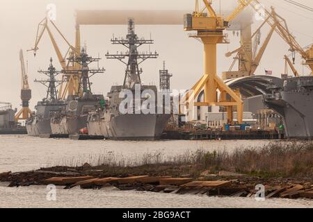 US Navy ships in for servicing at Ingalls Shipyard, Pascagoula, Mississippi, USA Stock Photo