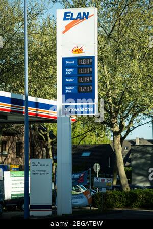 Elan Tankstelle in Meerbusch Büderich bei Düsseldorf am 21.04.2020. Die Benzinpreise sind im Sinkflug, ein Liter Diesel kostet 1,019 Euro. Auf dem Wel Stock Photo