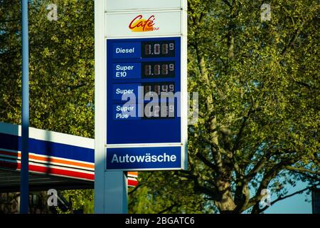 Elan Tankstelle in Meerbusch Büderich bei Düsseldorf am 21.04.2020. Die Benzinpreise sind im Sinkflug, ein Liter Diesel kostet 1,019 Euro. Auf dem Wel Stock Photo