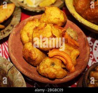 Pakoda,Crispy onion bhajis or kanda or pyaj ke pakore, Indian snack served in Mud Bowl,with a typical Indian snack,pure villagers style delicious stre Stock Photo