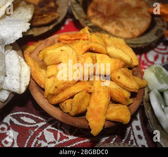 Pakoda,Crispy onion bhajis or kanda or pyaj ke pakore, Indian snack served in Mud Bowl,with a typical Indian snack,pure villagers style delicious stre Stock Photo